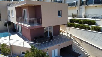 Vila s bazénom len 50 metrov od mora, pri Trogire Chorvátsko - 6