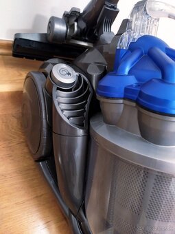 CYKLÓNOVÝ VYSÁVAČ DYSON - 6