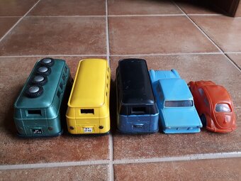Stare hracky - 5x Stare auticko - 6