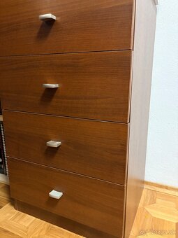 Predám manželskú posteľ s noč stolikmi a s 3 komodami - 6