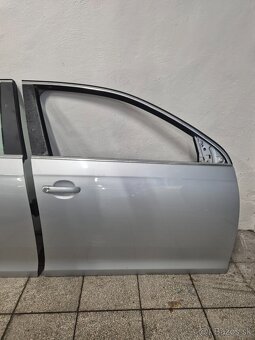Predám dvere na Volkswagen Jetta mk5 STRIEBORNE - 6