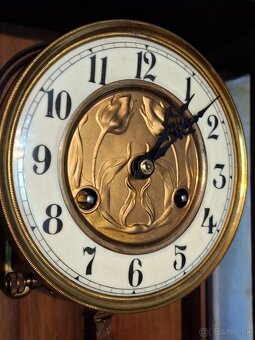 Predám funkčné starožitné nástenné hodiny Junghans zdobené s - 6