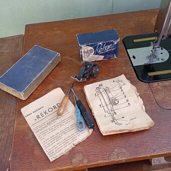 starý šijací stroj LADA - 6