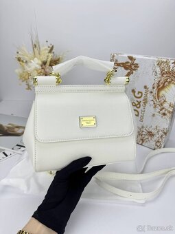 Luxusná biela kabelka so zlatými detailmi – elegantný štýl - 6