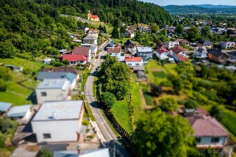 Ponúkame na predaj slnečný pozemok v tichej uličke - 6
