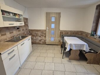 Rodinný dom s veľkým stavebným pozemkom v tichej loka… - 6