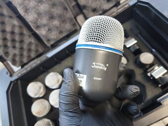 Kufrík s 15 mikrofónmi. - 6