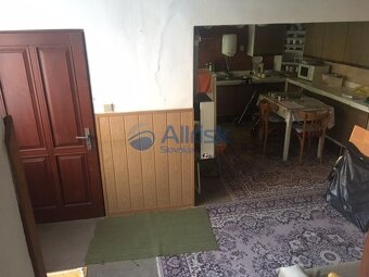 Starší 4izbový rodinný dom v centre mesta na 10ár pozemku - 6
