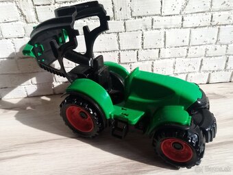 Zelený traktor s farma doplnkami - 6