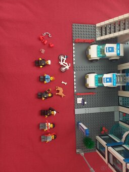 LEGO City 7498 Police station - 6