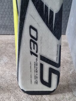 Detské/juniorské lyže + paličky (25 €) + 2× helma (15 €/ks) - 6