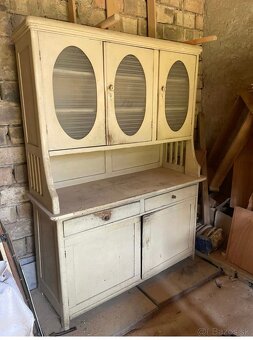 Stary kredenc v povodnom stave - 6