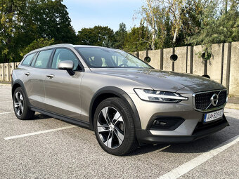 99tis Volvo V60 CROSS COUNTRY B4 AWD A/T 2.0l 145KW - 6