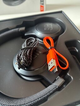 Jbl live 460NC čiernej farby - 6