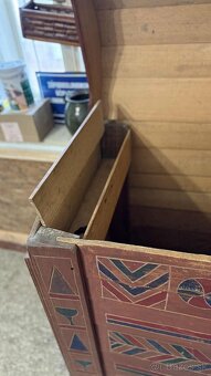 Stará vyrezávaná truhlica-súsek. - 6