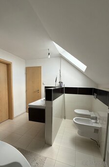 Priestranný rodinný dom so záhradou v starých Piešťanoch - 6
