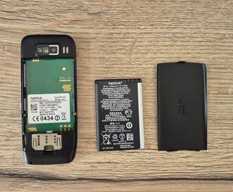 Nokia e52 - cierna - ako nova - 6