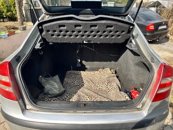 Predám na náhradné diely octavia 2 sedan - 6