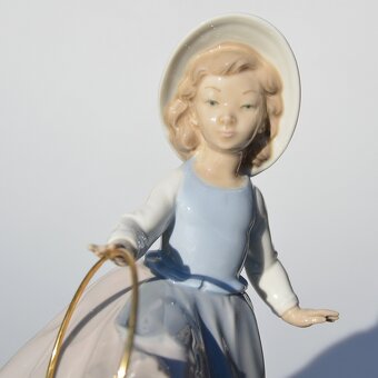 Lladró Porcelánová soška - Dievčatko s kovovou obručou - 6