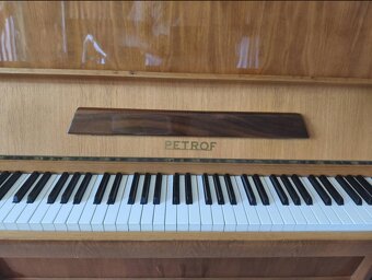 Predám troj pedálové piano značky Petrof - 6