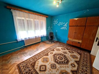 Starší rodinný dom s veľkým pozemkom v kľudnej časti obce - 6