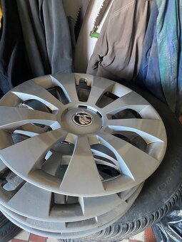 Predám elektróny + sada zimných na plecháčoch s puklicami VW - 6