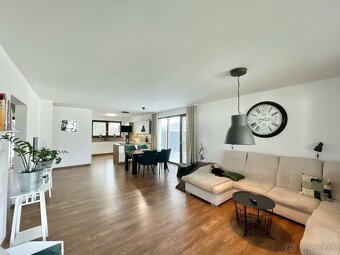 Na predaj moderná štýlová novostavba s garážou a pozemkom - 6