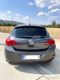 Opel Astra 1.4 benzín 2010 - 6