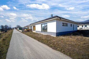 Novostavba- Bungalov s pekným výhľadom na Smolenický  zámok - 6