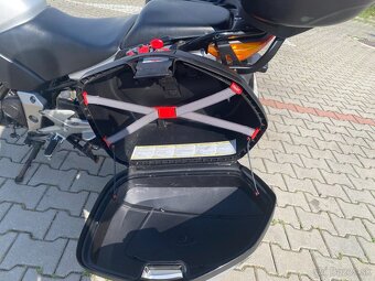 Honda CBF 600 s.600 kubických centimetrov 57 kW. Rok výroby - 6