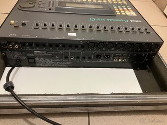Predam digitalny mixpult Yamaha 01 Programmable - 6
