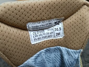 Vojenské oblečenie a material - 6