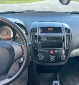 Kia Ceed hatchback, 1.4 benzín, 77kw, r.v.2010 - 6