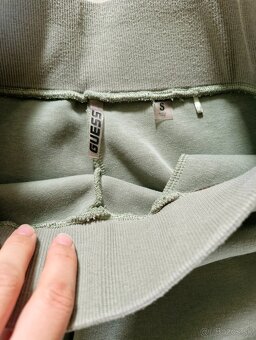 Guess zelena a svetla khaki logovana teplakova suprava - 6