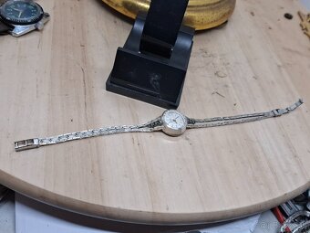 Predám funkčné strieborné dámske hodinky Quartz DE LUXE - 6