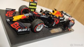 Max Verstappen 1:18 s figurkou - prvy titul Abu Dhabi 2021 - 6