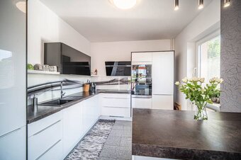 TOREA - 5i RODINNÝ DOM S BAZÉNOM NA PREDAJ - VEĽKÝ GROB - 6