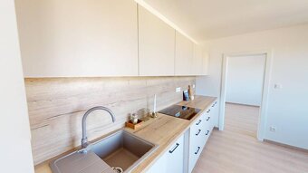 ČERSTVÁ REKONŠTRUKCIA Dvojizbový byt s 2 balkónmi v centre - 6