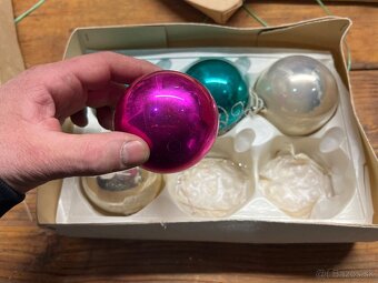 Staré Vianočné ozdoby s lampiónom a káblami. - 6