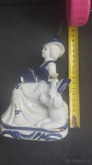 porcelánová soška dámy s vejárom a ležiacim psom - 6