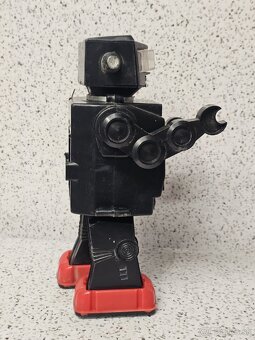 STARÁ HRAČKA TELEVÍZNY SPACE ROBOT NA BATÉRIE - 6