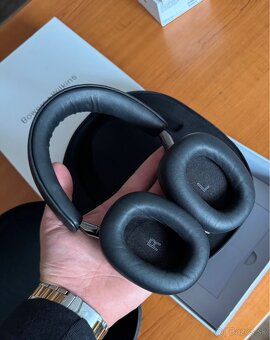 Bowers & Wilkins PX8 - 6