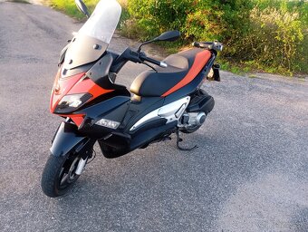 Aprilia SR MAX 300 - 6