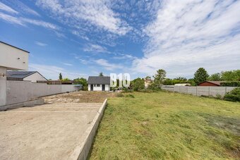 Slnečný stavebný pozemok 679 m² – Dobrohošť, LEN 15 km od Br - 6