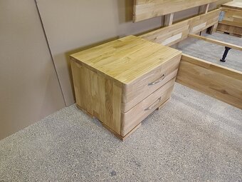 Predám masívnu dubovú posteľ 180x200 + 2 nočné stolíky - 6