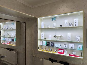 Predajný pult pre šperky so zariadením predajne - 6