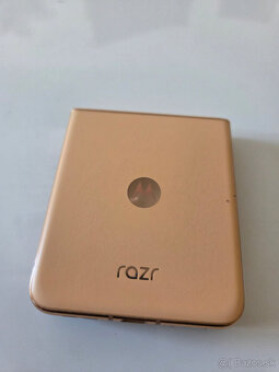 Motorola RAZR 50 ultra 12+512GB farba Peach Fuzz - 6