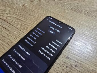 Samsung A20e ma len bezne znamky pouzivania ale ziadne prask - 6
