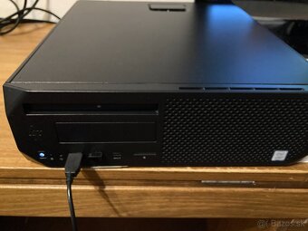 HP Z2 G4 SFF Workstation a monitor SAMSUNG 27 T260 - 6