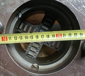 Na predaj 4-čeľusťová univerzála 315 mm na sústruh - 6
